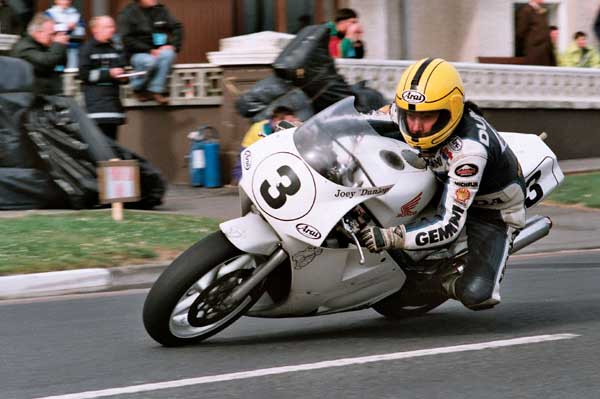 Video: The life of a TT legend - Joey Dunlop - Motorsport Retro